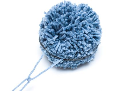 Tutorial: How to make a quick pom-pom for a knit hat Pom Pom Template, Diy Yarn Pom Pom, Pom Pom Tutorial, Yarn Dolls, Diy Yarn, Hat Tutorial, Hat Patterns To Sew, Yarn Pom Pom, Hand Crochet Baby Blanket