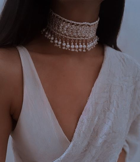 White Choker Necklace Indian, Indian Pearl Choker, Desi Prom, Gold Jewelry Fashion Necklace, Handmade Jewellery Ideas, Elegant Gold Jewelry, Temple Jewelry Necklace, Bow Organizer, Indian Wedding Jewelry Sets