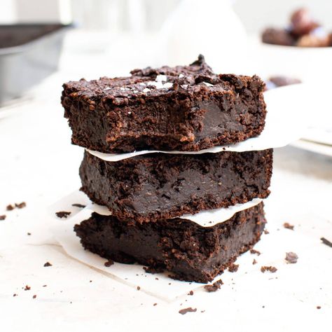 30+ Date Sweetened Desserts - Life Around The Table Plant Based Brownies, Date Sweetened Desserts, Simple Brownie Recipe, Date Brownies, Healthy Chocolate Pudding, Happy Tuesday Friends, Peppermint Fudge, Whole Foods Plant Based, Healthy Vegan Desserts