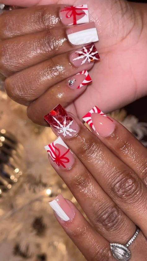 Christmas Short Coffin Nail Designs, Short Christmas Freestyle Nails, Christmas Nail Ideas Green And Red, Christmas Nails Duck Shape, Short Duck Nails Christmas, Shorties Nails Christmas, Christmas Nails Short Design, Nail Idea Winter, Candy Cane Short Nails