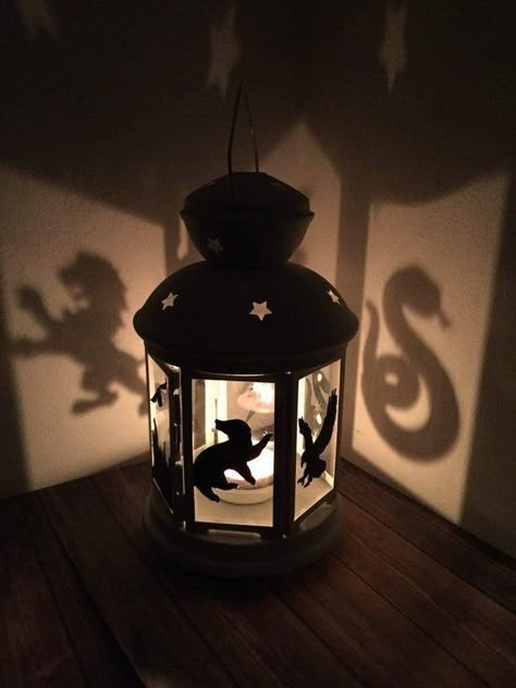 Harry Potter Lamp, Magical Lantern, Harry Potter Diy Crafts, Harry Potter Weihnachten, Harry Potter Bathroom, Harry Potter Bedroom Decor, Harry Potter Christmas Decorations, Gryffindor Slytherin Hufflepuff Ravenclaw, Harry Potter Home