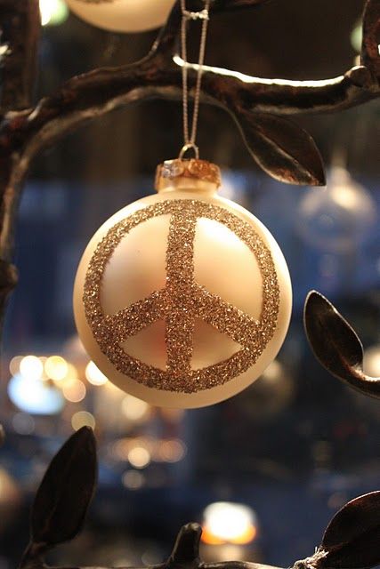 Its time to start planning for a peaceful Christmas  #Cullaborate    ☮ Hippie Christmas Decorations, Peace Ornaments, Peace Sign Christmas, Paz Hippie, Peace Tree, Hippie Christmas, Peaceful Christmas, Peace Christmas, Chirstmas Decor