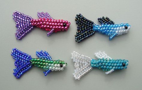 Beta Fish Bead Pattern Beaded Objects, Seed Bead Patterns Free, Beaded Fish, Ocean Bracelet, Bead Animals, 3d Beading, Seed Bead Crafts, Beaded Patterns, Fish Beads