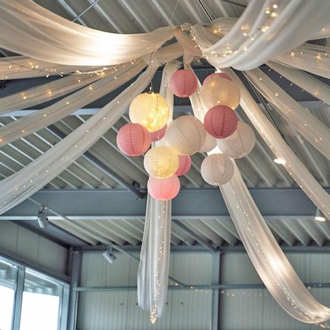 Ceiling Balloon Garland, Ceiling Balloon Decor, Balloon Ceiling Decor, Party Ceiling Decorations, Ceiling Decor Ideas, Hang From Ceiling Decor, Ceiling Balloons, Canopy Diy, Wedding Ceiling Decorations