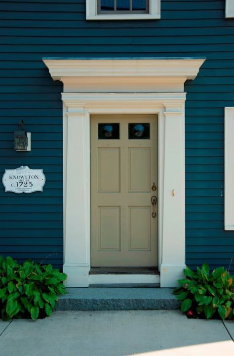 11 Best Front Door Trim Ideas for a More Attractive Facade – AprylAnn Front Door Trim Ideas, Door Trim Ideas, Country Farmhouse Exterior, Front Door Molding, Wide Front Doors, Exterior Door Trim, Traditional Entry, Arched Front Door, Front Door Trim