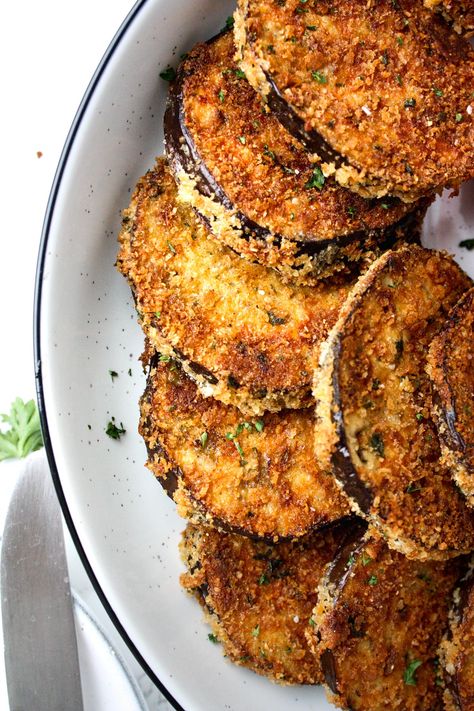 These crispy, oven-baked eggplant rounds are tossed in flour, dipped in an egg wash, and coated in a mixture of panko, parmesan, and parsley, then baked until golden and crispy. Add a sprinkle of fresh lemon, your favorite marinara sauce, and you've got a delicious meatless main or cocktail party appetizer. Recipe at mondaysundaykitchen.com #mondaysundaykitchen #ovenbakedeggplant #crispyeggplant #eggplantrecipes #eggplantappetizers #eggplantrounds #eggplantsteaks #panko #crispyovenbakedeggplant Oven Baked Eggplant, Baked Eggplant Recipes, Baked Eggplant Slices, Crispy Eggplant, Eggplant Recipes Easy, Eggplant Recipe, Egg Plant, Eggplant Dishes, Baked Eggplant