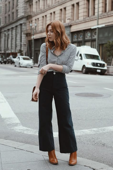 Striped button up + navy wide leg pants + leather boots + cross body purse Argentinian Fashion, Bored Drawing, Wide Leg Jeans Outfits, Wide Leg Outfit, Outfit Elegantes, Wide Leg Jeans Outfit, France Outfits, How To Wear Ankle Boots, Wide Leg Pants Outfit