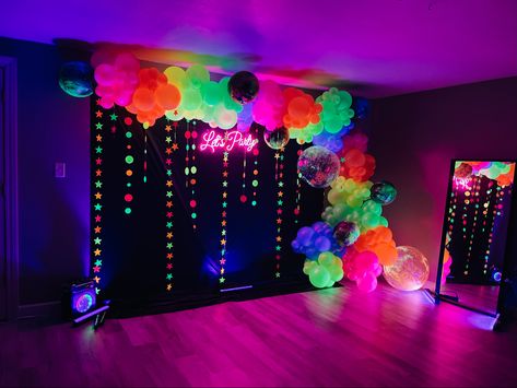 Neon Birthday Party Backdrop, Uv Birthday Party, Black And Neon Party, Neon Camping Party, Neon Theme Decoration, Glow Balloons Decorations, Neon Frat Party, Neon 50th Birthday, Glow Birthday Party Decorations