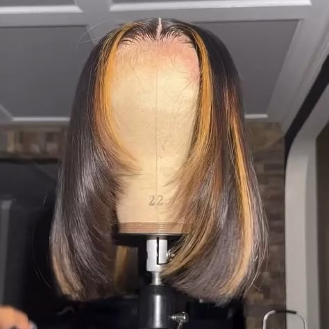 Layered Hair On Short Hair, Middle Part Bob With Layers, Straight Bob With Highlights, Short Layered Wig, Straight Bob With Layers, Blond Bob Wig, Highlights Bob Wig, Honey Blonde Bob Wig, Bob Highlights