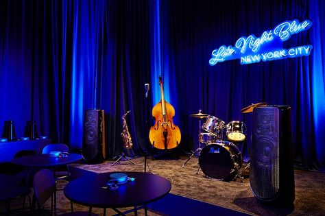 Two Beolab 50 loudspeakers decorate the stage at the Late Night Blue Jazz Club. Jazz Stage Design, Jazz Bar Stage, Bar Stage Design, Music Stage Design, Jazz Club Interior, Jazz Club Decor, Night Club Stage, Soho Shopping, Blues Bar