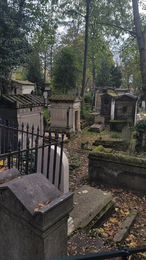 Italian Cemetery, Cemetery Aesthetic, Haunted House Pictures, Undead Nightmare, Graveyard Tattoo, City Of Ghosts, Père Lachaise Cemetery, Lafayette Cemetery, Cemeteries Photography