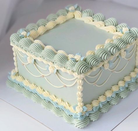 Cake Icing Designs, Buttercream Icing Cake, Birthday Cake Icing, Square Cake Design, Easy Birthday Cake, Icing Designs, Rodjendanske Torte, Bolo Vintage, Vintage Birthday Cakes