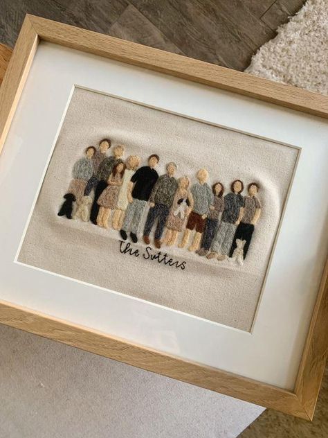 Family Photo Frame Ideas, Embroidery Family Portrait, Felt Portraits, Photo Frame Ideas Handmade, Embroidery Photo Frame, Embroidery In Frame, Embroidery Family, Embroidered Photo Art, Embroidery Portrait