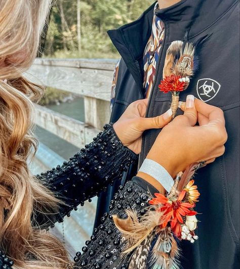 Feather boutonnière and corsage. Western/boho floral. Western Prom Bouquet, Western Prom Flowers, Western Corsage And Boutonniere, Western Hoco Pictures, Western Prom Looks, Western Corsage, Prom Dresses Country, Corsage With Feathers, Western Hoco