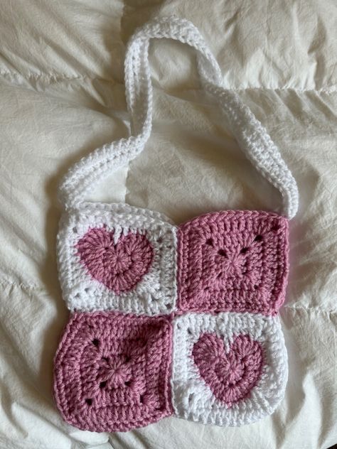 Heart Granny Square Bag, Heart Bag Crochet, Coquette Crochet, Heart Granny Square, Learn Crochet, Crochet Styles, Mode Crochet, Quick Crochet Patterns, Granny Square Bag