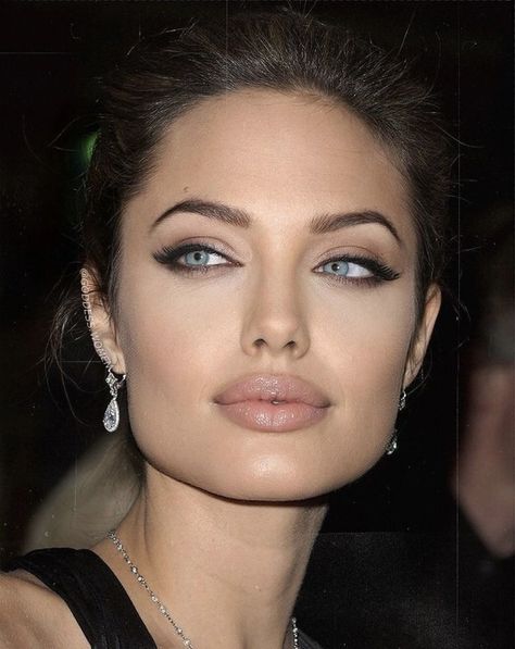 Angelina Jolie Eyes, Latin Makeup, Angelina Jolie Lips, 2000s Makeup Looks, Angelina Jolie Makeup, People Model, Angelina Jolie Style, Angelina Jolie Photos, Iconic Looks