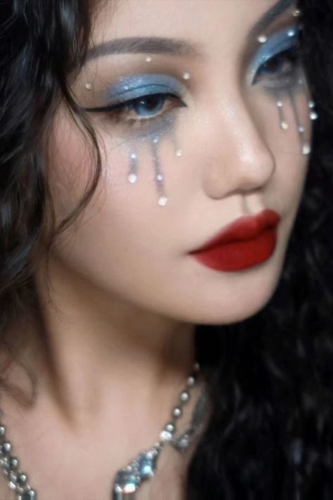 Ocean Goddess Makeup, Pearl Inspired Makeup, Avatar The Way Of Water Makeup, Sea Inspired Makeup, Jellyfish Inspired Makeup, Jelly Fish Makeup, Blue Halloween Costume Ideas, Silver Blue Makeup, Aquarium Makeup