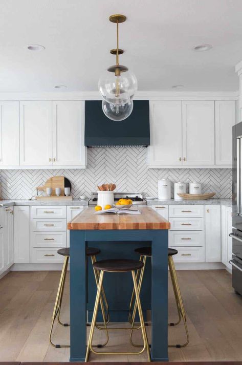 Eclectically styled home with mid-century details in Newport Beach Kitchen With Island Ideas, U Shaped Kitchen With Island, White Backsplash Ideas, Kitchen Ideas Contemporary, Soapstone Sink, New Home Ideas Decorating, Kitchen Diy Projects, Narrow Kitchen Island, Cape Cottage