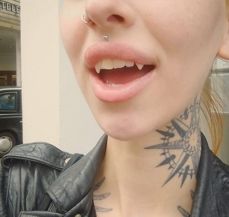 I didn't realize how much I missed my babies until I put them back in! I haven't been this happy for a long time hahaha.. I've had fangs done since 2009 now they're more permanent than ever  No more breaking or staining! by shellydinferno Labret Vertical, Jagua Henna, Vampire Fangs, Vampire Teeth, Vampire Girls, Line Art Tattoos, Budget Planer, Body Modification, Body Piercings