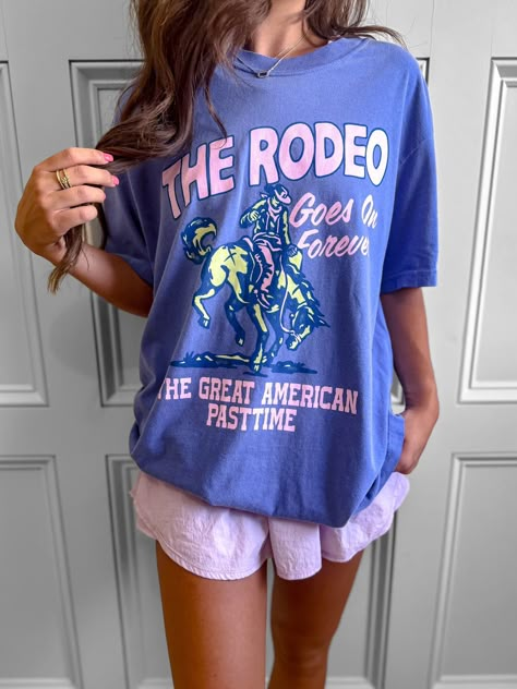 Preppy Graphic Tees, Tshirt Wall Art, Romper Fall, Mockup Ideas, Trendy Tees, Clothes Wishlist, Cowgirl Outfits, Tee Shirt Designs, Unique Clothing