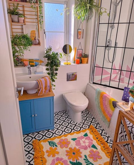 Bathroom Ideas Whimsical, Vibrant Minimalist Decor, Funky Small Bathroom, Eclectic Decor Bathroom, Maximalist Decor Bathroom, Funky Bathrooms, Colorful Boho Bathroom, Funky Bathroom Ideas, Bathrooms 2024