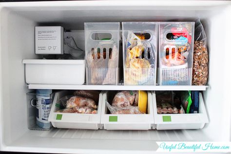 How to organize a top freezer and still have room for stockpiled items! Organized Refrigerator, Huge Pantry, Freezer Organization, Freezer Storage, Organisation Hacks, Refrigerator Organization, Clutter Organization, Apartment Organization, Cleaning Motivation