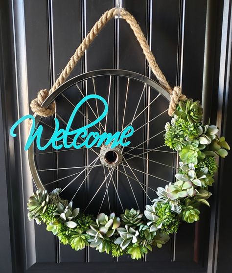 Wheel Wreath Ideas, Bicycle Wheel Decor, Bicycle Wheel Wreath, Wheel Wreath, Gardening Design Diy, Bicycle Decor, Wheel Decor, Vintage Garden Decor, Bicycle Wheel