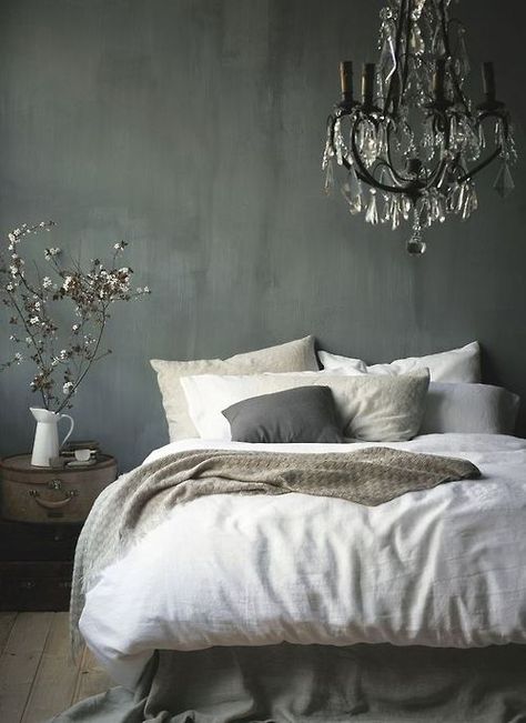 A chandelier in the bedroom is always a good idea. White Duvet, Dreamy Bedrooms, Spring Home Decor, Beautiful Bedrooms, Home Decor Trends, Design Case, Home Fashion, Duvet Sets, Elle Decor