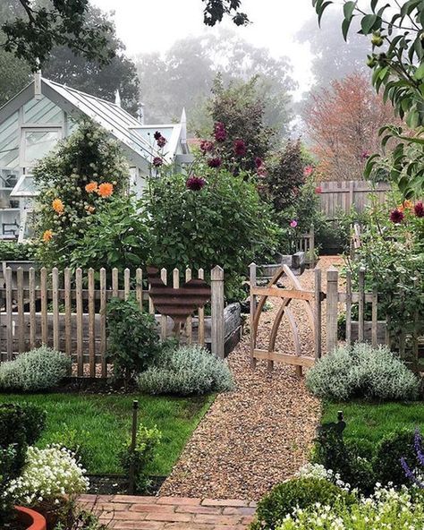 30 Modern Cottage Garden Ideas To Beautify Your Outdoor | Home Design And Interior English Yard Ideas, Boxwood Ideas Front Yards, 5 Acre Yard Ideas, English Garden Plan, Cottage Ideas Outdoor, Washington Gardening, French Country Garden Landscaping, Big Garden Design, Dream Vegetable Garden