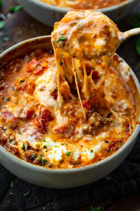 It tastes just like lasagna, but it's a soup! The hearty meat, the chewy pasta, the delicious tomato sauce and allllll the cheese...it's all there in this outrageous lasagna soup! #lasagnasoup #lasagnasouprecipe #souprecipe Meatball Skillet, Mexican Meatballs, Meatball Dishes, Picante Sauce, Lasagna Soup Recipe, Spiced Beef, Tasty Meatballs, One Skillet Meals, Beef Meatballs