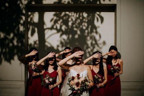 On the blog: Top Pics of the Week - December 28 | Image by Kompactfaen Bridesmaid Shoot, Pose Foto Pernikahan, Wedding Group Shots, Bride And Bridesmaid Pictures, Wedding Party Pictures, Bridal Shower Photography, Wedding Group Photos, Bridesmaid Poses, Pose Wedding