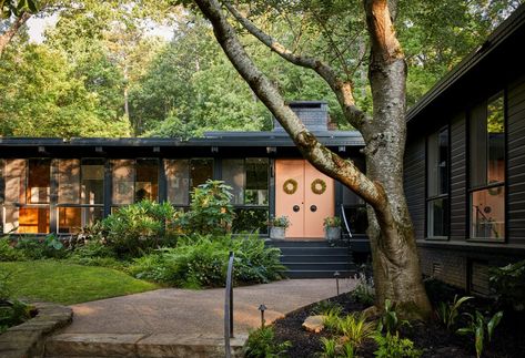 Atlanta Mid Mod Forest Green House, Homes With Curb Appeal, Curb Appeal Inspiration, Boxwood Wreaths, Jessica Davis, Modern Ranch House, Faux Boxwood, Curb Appeal Ideas, Black Forest Green