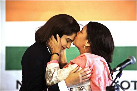 妮嘉Neerja(2016) Neerja Movie, Shabana Azmi, Miss You Mom, Indian Express, Love Wallpaper Backgrounds, Hindi Movie, Sonam Kapoor, Indian Bollywood, Republic Day