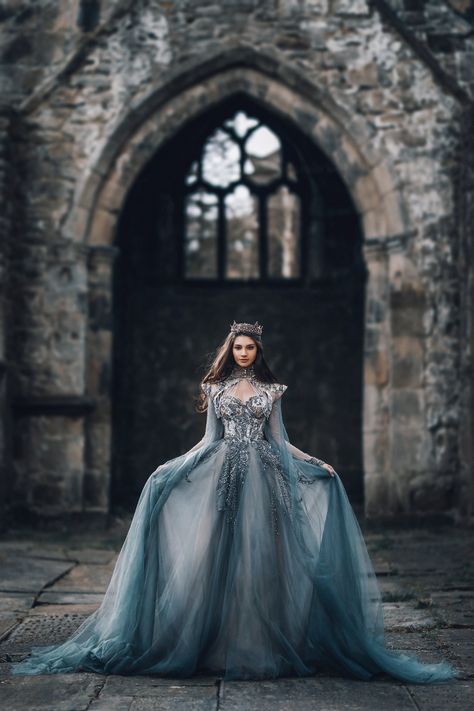 Fantasy Dress Princesses, Gaun Abad Pertengahan, Photographie Portrait Inspiration, Fantasy Dresses, 다크 판타지, Queen Dress, Fantasy Gowns, Medieval Dress, Fairytale Dress