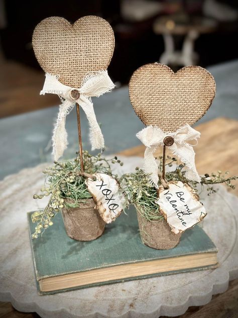 Hammons Nest, Dining Table Display, Peat Pots, Beautiful Dining Table, Deco Champetre, Rustic Valentine, Diy Burlap, Valentine Diy, Diy Valentines Decorations