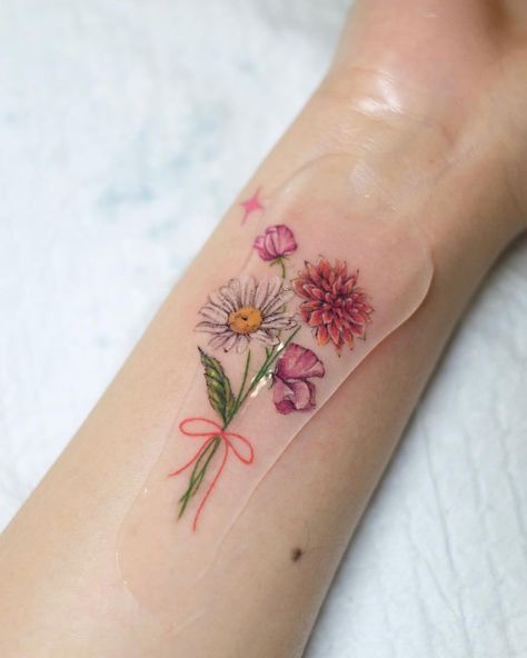 April Birth Flower Tattoos: 30+ Daisy & Sweet Pea Ideas - 100 Tattoos Poppy And Sweet Pea Tattoo, April Birth Flower Tattoo Daisies Sweet Peas, Birth Flower Tattoos April, Watercolor Birth Flower Tattoo, April Birth Flower Tattoo Sweet Peas, April Birth Month Tattoo, Daisy And Sweet Pea Tattoo Birth Flower, April Birth Flower Tattoo Daisies, Birth Flower With Name Tattoo