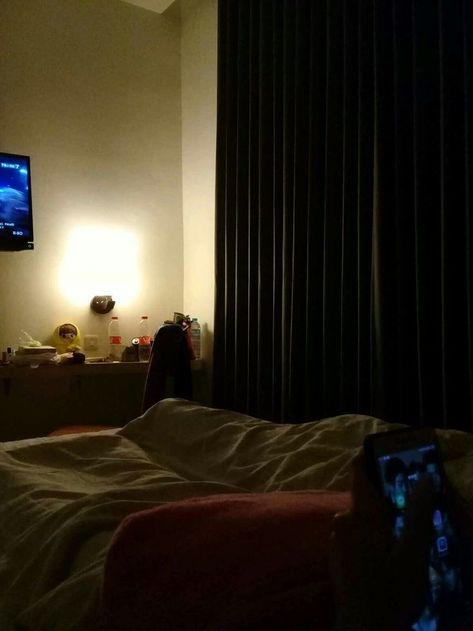 Hotel Room Snapchat Stories Night, Night Bedroom Snapchat, Pap Hotel, Room Aesthetic Dark, Rooms Hotel, Simple Room, Celebrity Style Red Carpet, Aesthetic Rooms, Luxury Bedroom