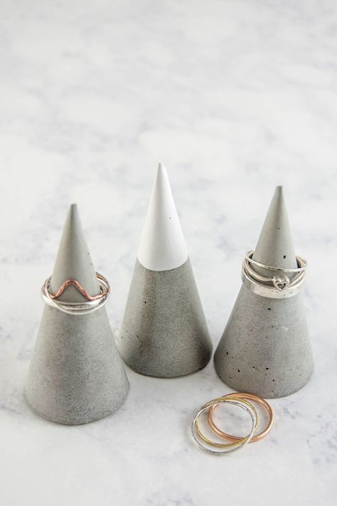 Make concrete DIY ring cones Diy Keramik, Koti Diy, Cement Projects, Diy Concrete Countertops, Cement Diy, Jewellery Holder, Diy Ring, Concrete Ideas, Furniture Light