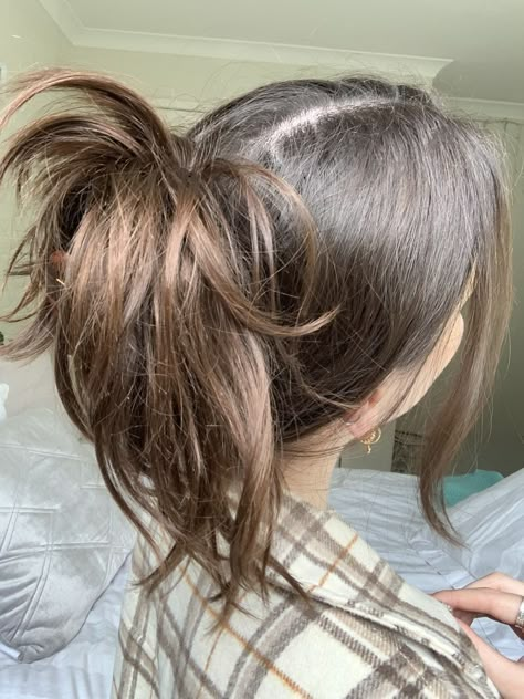 Messy Claw Clip Hairstyles, Messy Claw Clip, Medium Hair Ponytail, Messy Ponytail Hairstyles, Hairstyles Reference, Hair Clip Hairstyles, Rambut Brunette, Billy B, Claw Clip Hairstyles