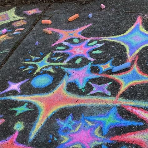 Chalk Walk Ideas Sidewalk Art, Chalk Sidewalk Ideas, Chalk Coloring Ideas, Chalk Drawing Inspiration, Impressive Chalk Art, Chalked Parking Spot, Chalk Inspo Summer, Cool Chalk Art Ideas, Pretty Chalk Art