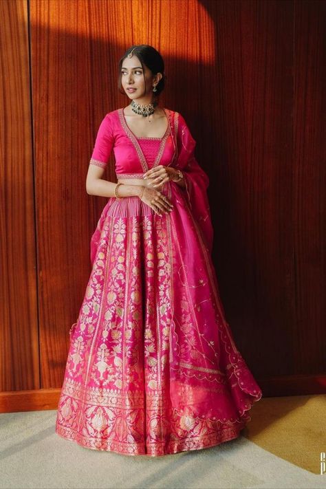 Banarasi Lehenga Designs, Lehenga Designs Latest, Long Skirt Top Designs, Lehenga Bridal, Lehenga Saree Design, Simple Lehenga, Lehenga Red, Indian Outfits Lehenga, Lehenga Designs Simple