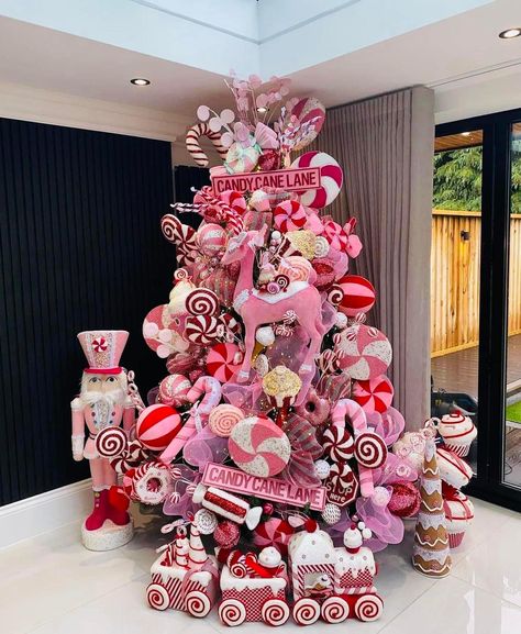 Christmas Color Pallet, Pink And Red Christmas Tree, Xmas Bucket List, Peppermint Christmas Decor, Christmas Decorations Interior, Navidad Pink, Pink And Red Christmas, Diy Xmas Decor, Christmas Decor Living Room