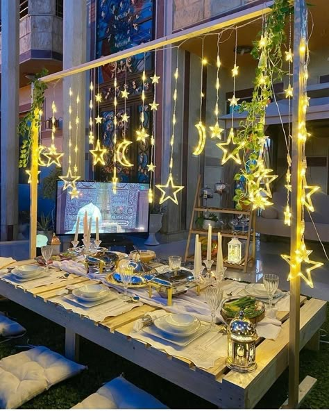 Iftar Party Aesthetic, Chaand Raat Aesthetic, Eid Dinner, Chaand Raat, Deco Ramadan, Eid Ul Fitr Decorations, Ramadan Table Decor, Diy Eid Decorations, Art Deco Style Interior