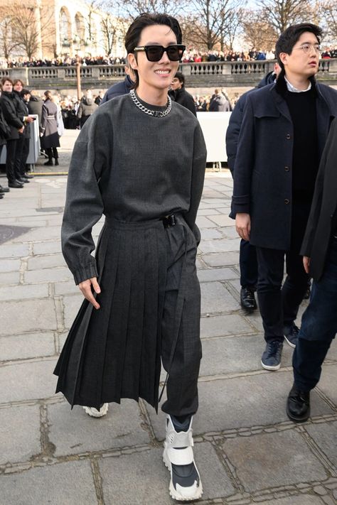 Dior Men Outfit, Fashion Week Outfit Ideas, Lucien Laviscount, Milan Fashion Week Men, Men Fashion Week, Men Wearing Skirts, Dior Skirt, Fashion Week 2023, Week In Paris