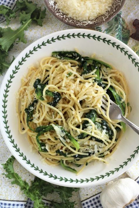 Mangia Bedda, Escarole Recipes, Pasta With Sauce, Weeknight Dinner Pasta, Aglio E Olio Recipe, Bacon Soup Recipes, Endive Recipes, Spaghetti Aglio E Olio, Healthy Greens