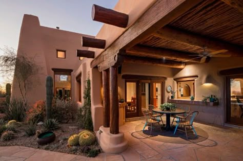 16 Cozy Southwestern Patio Designs For Outdoor Comfort Santa Fe Style Homes Exterior, Southwest Outdoor Patio Ideas, Southwest Patio, Southwestern Patio, Southwest Interior Design, Adobe Style Homes, Pueblo House, Southwest Interior, Santa Fe Style Homes