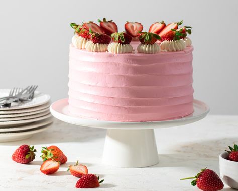 How To Decorate A Cake With Strawberries, Easy Cake Decorating Ideas For Beginners, Easy Cakes To Decorate, Easy Cake Designs For Beginners, Easy Birthday Cake Decorating, Fun Cake Decorating Ideas, Cake With Strawberry Jam, Easy Cake Decorating Ideas, Strawberry Layer Cake