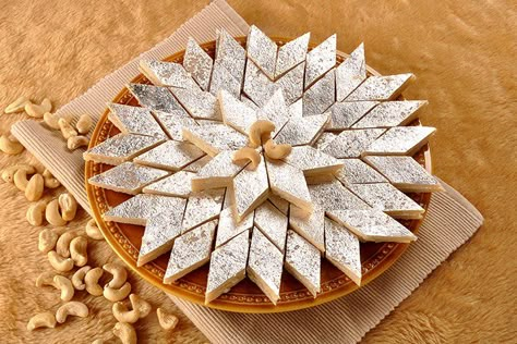 Diwali Sweets Recipes For Children - Kaju Katli Diwali India, Diwali Sweets Recipe, Plate Decoration, Breakfast Recipes Sweet, Diwali Sweets, Diwali Food, Wedding Gifts Packaging, Indian Dessert, Wedding Plates