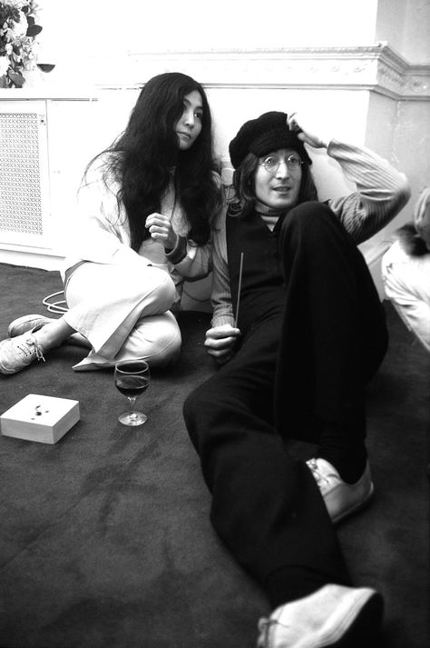 John and Yoko (London, 1968) Yoko And John, Jhon Lennon, John Lennon And Yoko Ono, John And Yoko, John Lennon Yoko Ono, Beatles Girl, John Lennon And Yoko, Imagine John Lennon, John Lennon Beatles