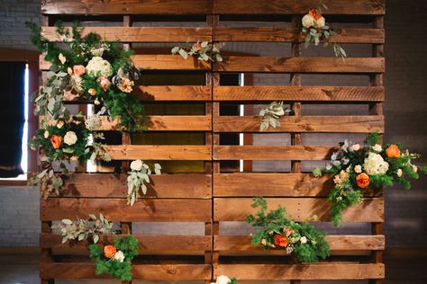 Floral Modern Palet wedding backdrop. Palet decoration. Wedding Arch Tulle, Wedding Reception Head Table, Tablecloth Backdrop, Reception Head Table, Pallet Backdrop, Head Table Backdrop, Diy Wedding Arch, Reception Backdrop, Wedding Reception Backdrop